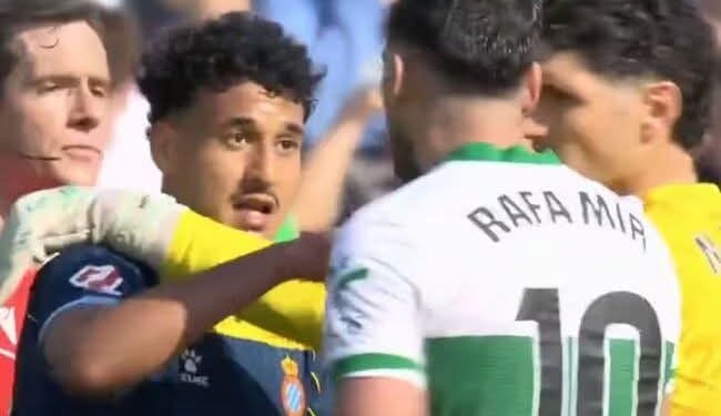 الجامعة الملكية المغربية لكرة القدم تعرب عن تضامنها مع الدولي المغربي عمر الهلالي عقب تعرضه لعبارات مسيئة : 