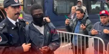 أحياء هشة وهجرة عالقة, جذور التوتر الصامت: 