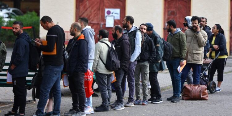 الحكومة الإسبانية تعلن موعد بدء التسوية الجماعية للمهاجرين