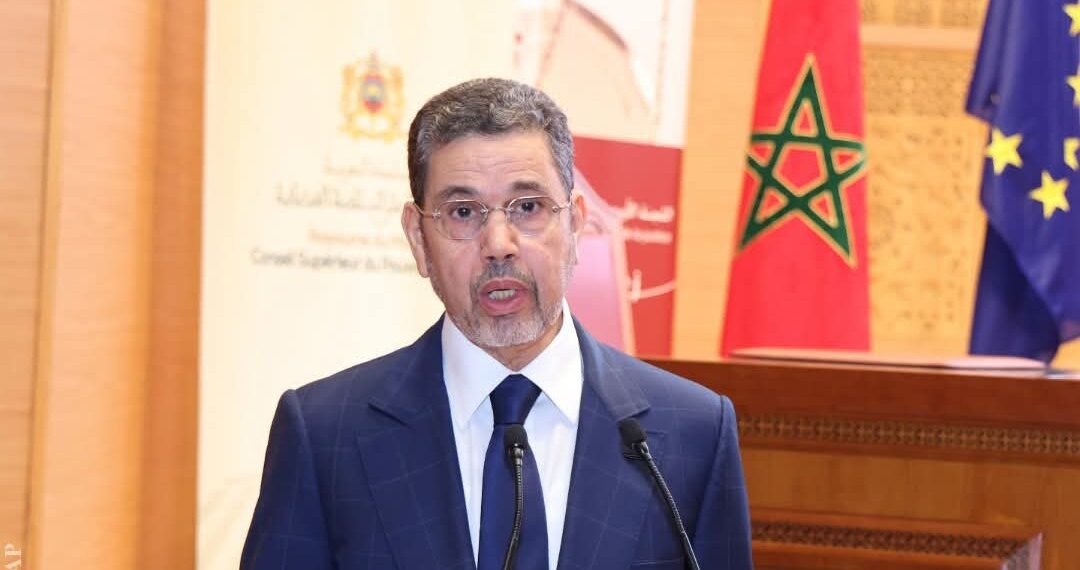 26 قاضية تتولين حاليا مهام المسؤولية بمختلف درجات المحاكم بالمملكة :     أكد الرئيس الأول لمحكمة النقض، الرئيس المنتدب للمجلس الأعلى للسلطة القضائية، محمد عبد النباوي، اليوم الأربعاء  29 ابريل 2026 بالرباط، أن 26 قاضية تتولين حاليا مهام المسؤولية بمختلف درجات المحاكم بالمملكة.  وقال السيد عبد النباوي، في كلمة خلال الجلسة الافتتاحية لمؤتمر دولي حول موضوع “مسارات النساء القاضيات : أزيد من 65 سنة من التجربة المغربية ورؤى متقاطعة”، إن “26 قاضية تتولين، في الوقت الراهن، مهام المسؤولية بمختلف درجات المحاكم بالمملكة، من بينهن رئيسة أولى لمحكمة الاستئناف، ووكيلة عامة للملك بمحكمة استئناف تجارية، ورئيسات محاكم ووكيلات الملك بعدة محاكم عادية أو متخصصة”.  وأشار، في السياق ذاته، إلى أن نسبة المسؤولات القضائيات تمثل 10,62 في المائة من مجموع مناصب المسؤولية بالمحاكم، إضافة إلى رئيسة غرفة و6 رئيسات لهيآت قضائية بمحكمة النقض بنسبة تمثل 18 في المائة من مجموع مناصب المسؤولية بتلك المحكمة، مسجلا أن 67 امرأة قاضية تتولين مهام إدارية رفيعة بكل من المجلس الأعلى للسلطة القضائية، ورئاسة النيابة العامة، ووزارة العدل، والمعهد العالي للقضاء وقضاء الاتصال، فضلا عن وجود قاضيتين اثنتين ببعض المجالس الدستورية.  وأضاف السيد عبد النباوي أنه، انطلاقا من سنة 2017، دخلت القاضية المغربية محراب المجلس الأعلى للسلطة القضائية في شخص ثلاث قاضيات، هن ماجدة الداودي وعائشة الناصري وحجيبة البخاري، “ساهمن في تأسيس أول مجلس أعلى للسلطة القضائية المستقل عن السلطة الحكومية المكلفة بالعدل”، معتبرا أن القاضية المغربية استطاعات أن تثبت جدارتها في كل المهام التي تولتها.  وتابع أن “المستقبل يعد بنمو أزهار كثيرة في بستان القضاء، ذلك أن نسبة النساء ضمن الفوج 49 للملحقين القضائيين الذين يتابعون تكوينهم حاليا بالمعهد العالي للقضاء بلغت 34,66 في المائة”، لافتا إلى أن المجلس أدرج موضوع تمكين المرأة القاضية ضمن أولويات استراتيجيته الحالية، حيث عهد إلى لجنة من أعضائه بوضع تقييم لوضعيتها ودراسة الأسباب والوسائل التي ترفع من قدراتها التنافسية على مناصب القيادة القضائية المختلفة.  من جهته، أكد الوكيل العام للملك لدى محكمة النقض، رئيس النيابة العامة، هشام البلاوي، أن انعقاد هذا المؤتمر يعكس الاهتمام البالغ الذي توليه السلطة القضائية لموضوع تعزيز حضور المرأة في سلك القضاء وتوليها مناصب قيادية بما يتلائم والمكانة التي تحتلها المرأة في المجتمع، مذكرا بأن الارتقاء بالمساواة بين الجنسين “لا يعد ضرورة مجتمعية فحسب، بل هو تكريس لمقتضى دستوري ولحق من الحقوق الأساسية، وهذا ما جعل دستور 2011 يتبنى مقاربة ترسخ مبدأ المساواة بين الرجل والمرأة والسعي لتحقيق المناصفة”.  وقال السيد البلاوي إن “تحقيق المساواة بين الجنسين في مجال العدالة يأتي في مقدمة التحديات التي نواجهها اليوم، وهو امتداد لتحد أعمق وأوسع يجسده رهان تحقيق المساواة بين الرجل والمرأة في مختلف المجالات”، مشددا على أنه “إذا كان تعزيز تمثيلية المرأة على قدم المساواة مع الرجل يكتسي أهمية بالغة لارتباطه الوثيق بتحقيق التنمية داخل المجتمع عبر تحرير الطاقات النسائية، فإن تمثيل المرأة في الجهاز القضائي ينطوي على أهمية خاصة ودلالات رمزية بالغة”.  كما اعتبر أن حضور المرأة القاضية يشكل مصدر إلهام كذلك للأجيال المقبلة من القاضيات من أجل تحفيزهن لتحرير طاقاتهن وتحقيق أدوارهن الطلائعية في مجال العدالة، مع الإسهام في تعزيز حماية الحقوق والحريات وتكريس مبدأ المساواة أمام القانون.  وفي هذا الإطار، أشار السيد البلاوي إلى أن المرأة المغربية كان لها السبق والريادة في ولوج القضاء على مستوى العالم العربي، حيث تم تعيين أول امرأة قاضية في السنوات الأولى لفجر الاستقلال وتحديداً في سنة 1961، مبرزا أن المغرب كان، أيضا، أول دولة على المستوى الإفريقي تعرف تعيين امرأة قاضية “وهذا السبق له أكثر من دلالة مما يعكس ريادة المملكة المغربية في السعي لإدماج المرأة في المناصب التي كانت في وقت من الأوقات حكرا على الرجال فقط”.  من جانبها، أكدت الرئيس الأول للمجلس الأعلى للحسابات، زينب العدوي، على الحضور الفاعل للمرأة في عمل المجلس، منذ شروعه في ممارسة مهامه واختصاصاته بشكل فعلي خلال بداية الثمانينات من القرن الماضي، مبرزة مواصلة المرأة القاضية، أي قاضية الحسابات أو قاضية المالية، إسهامها النوعي في بناء صرح القضاء المالي المغربي منذ ذلك الوقت.  وفي هذا الصدد، أوضحت السيدة العدوي أن قاضية الحسابات قطعت أشواطا هامة، لافتة إلى أن المجلس الأعلى للحسابات ضمن 30 في المائة من الأجهزة العليا للرقابة التي تقودها نساء “وهو أمر يشكل الاستثناء من بين مجموعة من الدول”، مسجلة أن نسبة القاضيات العاملات بالمحاكم المالية انتقلت، خلال حوالي أربعة عقود ونصف، من قاضية واحدة سنة 1984 إلى 117 قاضية سنة 2026، أي بنسبة تعادل 28 في المائة من مجموعة القضاة.  واعتبرت أنه “خلال العشريتين الأخيرتين، لم يعد التحدي المطروح علينا هو ولوج النساء إلى مهنة القضاء المالي وإنما أصبح هو تعبئة قدراتهن النوعية الهائلة، وكذا تمكينهن من بلوغ مناصب التدبير والمسؤولية واتخاذ القرار رغم بعض الإكراهات والتحديات التي غالبا ما تكون موضوعية”، مضيفة أنه “بفضل اعتماد المساواة في إدارة المسارات المهنية وتثمين الكفاءات والمواهب وتشجيع الشباب والنساء التي اعتمدتها المحاكم المالية، تحققت قفزة نوعية في على مستوى وصول القاضيات إلى مناصب قيادية، حيث تضاعف عدد المسؤولات القاضيات، خلال السنوات الخمس الأخيرة، ليصل إلى 22 قاضية مسؤولة حاليا، أي بزيادة نسبتها 17 في المائة”.  أما سفير الاتحاد الأوروبي بالمغرب، ديميتار تزانتشيف، فأوضح أن المساواة بين النساء والرجال داخل مؤسسات العدالة “ليست مجرد طموح بعيد المنال، بل هي ضرورة لمصداقية وفعالية دولة الحق والقانون”، مبرزا أنه منذ أكثر من 65 عاما، اختارت نساء متميزات سلك القضاء في المغرب.  وسجل السيد تزانتشيف أن “الاتحاد الأوروبي يشترك مع المغرب في قناعة أساسية تتمثل في كون العدالة العادلة هي تلك التي تشبه المجتمع الذي تخدمه، والعدالة التي تتواجد فيها النساء على نحو كامل، ليس فقط كقاضيات، بل كرئيسات محاكم، ووكيلات عامات، وعضوات في المحاكم العليا”.  وأضاف أن من أبرز أهداف هذا الحدث الدولي هو تكريم النساء الرائدات في العمل القضائي بما ينسجم مع إدماج منظور النوع الاجتماعي في استراتيجيات الحكامة القضائية، منوها بالمجهودات التي ما فتئ يقوم بها المغرب لتعزيز حضور المرأة القاضية في مراكز المسؤولية، لاسيما عبر تحديث النظام القضائي وخلق إطار مؤسساتي قوي ومناسب.  وأكدت المديرة العامة للديموقراطية وكرامة الإنسان في مجلس أوروبا، ماريا روتانن، على الأهمية التي يحظى بها موضوع القيادة النسائية في مجال العدالة، سواء بالنسبة للمملكة المغربية أو مجلس أوروبا، الشريك في تنظيم فعاليات هذا المؤتمر الدولي.  ونوهت، في هذا السياق، بالتقدم الكبير الذي أحرزه المغرب في قضية تحقيق المساواة بين الجنسين على مستوى الحقوق والواجبات في مختلف مناحي الحياة العامة، لاسيما في مجالي العدالة والعمل القضائي خلال الأعوام الأخيرة.  وإلى جانب الجلستين الافتتاحية والختامية، يتميز برنامج هذا المؤتمر الدولي الذي ينظمه، على مدى يومين، المجلس الأعلى للسلطة القضائية بشراكة مع كل من مجلس أوروبا والاتحاد الأوروبي واللجنة الأوروبية لفعالية العدالة، بعقد جلستين متخصصتين، تتمحور الأولى حول “رائدات القضاء، مسار تعزيز المكانة”، والثانية حول “الإصلاحات والدينامية المؤسساتية: نحو تعزيز الريادة القضائية النسائية”.  كما يتخلل برنامج المؤتمر تنظيم مائدتين مستديرتين تتمحوران، على التوالي، حول موضوعي “نحو قيادة نسائية : مسار وإصلاحات وديناميات في السلك القضائي”، و”عدالة الغد : أي سبل لتعزيز القيادة النسائية داخل المنظومة القضائية؟”.