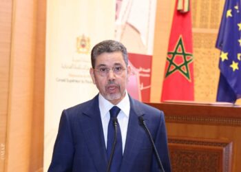 26 قاضية تتولين حاليا مهام المسؤولية بمختلف درجات المحاكم بالمملكة :     أكد الرئيس الأول لمحكمة النقض، الرئيس المنتدب للمجلس الأعلى للسلطة القضائية، محمد عبد النباوي، اليوم الأربعاء  29 ابريل 2026 بالرباط، أن 26 قاضية تتولين حاليا مهام المسؤولية بمختلف درجات المحاكم بالمملكة.  وقال السيد عبد النباوي، في كلمة خلال الجلسة الافتتاحية لمؤتمر دولي حول موضوع “مسارات النساء القاضيات : أزيد من 65 سنة من التجربة المغربية ورؤى متقاطعة”، إن “26 قاضية تتولين، في الوقت الراهن، مهام المسؤولية بمختلف درجات المحاكم بالمملكة، من بينهن رئيسة أولى لمحكمة الاستئناف، ووكيلة عامة للملك بمحكمة استئناف تجارية، ورئيسات محاكم ووكيلات الملك بعدة محاكم عادية أو متخصصة”.  وأشار، في السياق ذاته، إلى أن نسبة المسؤولات القضائيات تمثل 10,62 في المائة من مجموع مناصب المسؤولية بالمحاكم، إضافة إلى رئيسة غرفة و6 رئيسات لهيآت قضائية بمحكمة النقض بنسبة تمثل 18 في المائة من مجموع مناصب المسؤولية بتلك المحكمة، مسجلا أن 67 امرأة قاضية تتولين مهام إدارية رفيعة بكل من المجلس الأعلى للسلطة القضائية، ورئاسة النيابة العامة، ووزارة العدل، والمعهد العالي للقضاء وقضاء الاتصال، فضلا عن وجود قاضيتين اثنتين ببعض المجالس الدستورية.  وأضاف السيد عبد النباوي أنه، انطلاقا من سنة 2017، دخلت القاضية المغربية محراب المجلس الأعلى للسلطة القضائية في شخص ثلاث قاضيات، هن ماجدة الداودي وعائشة الناصري وحجيبة البخاري، “ساهمن في تأسيس أول مجلس أعلى للسلطة القضائية المستقل عن السلطة الحكومية المكلفة بالعدل”، معتبرا أن القاضية المغربية استطاعات أن تثبت جدارتها في كل المهام التي تولتها.  وتابع أن “المستقبل يعد بنمو أزهار كثيرة في بستان القضاء، ذلك أن نسبة النساء ضمن الفوج 49 للملحقين القضائيين الذين يتابعون تكوينهم حاليا بالمعهد العالي للقضاء بلغت 34,66 في المائة”، لافتا إلى أن المجلس أدرج موضوع تمكين المرأة القاضية ضمن أولويات استراتيجيته الحالية، حيث عهد إلى لجنة من أعضائه بوضع تقييم لوضعيتها ودراسة الأسباب والوسائل التي ترفع من قدراتها التنافسية على مناصب القيادة القضائية المختلفة.  من جهته، أكد الوكيل العام للملك لدى محكمة النقض، رئيس النيابة العامة، هشام البلاوي، أن انعقاد هذا المؤتمر يعكس الاهتمام البالغ الذي توليه السلطة القضائية لموضوع تعزيز حضور المرأة في سلك القضاء وتوليها مناصب قيادية بما يتلائم والمكانة التي تحتلها المرأة في المجتمع، مذكرا بأن الارتقاء بالمساواة بين الجنسين “لا يعد ضرورة مجتمعية فحسب، بل هو تكريس لمقتضى دستوري ولحق من الحقوق الأساسية، وهذا ما جعل دستور 2011 يتبنى مقاربة ترسخ مبدأ المساواة بين الرجل والمرأة والسعي لتحقيق المناصفة”.  وقال السيد البلاوي إن “تحقيق المساواة بين الجنسين في مجال العدالة يأتي في مقدمة التحديات التي نواجهها اليوم، وهو امتداد لتحد أعمق وأوسع يجسده رهان تحقيق المساواة بين الرجل والمرأة في مختلف المجالات”، مشددا على أنه “إذا كان تعزيز تمثيلية المرأة على قدم المساواة مع الرجل يكتسي أهمية بالغة لارتباطه الوثيق بتحقيق التنمية داخل المجتمع عبر تحرير الطاقات النسائية، فإن تمثيل المرأة في الجهاز القضائي ينطوي على أهمية خاصة ودلالات رمزية بالغة”.  كما اعتبر أن حضور المرأة القاضية يشكل مصدر إلهام كذلك للأجيال المقبلة من القاضيات من أجل تحفيزهن لتحرير طاقاتهن وتحقيق أدوارهن الطلائعية في مجال العدالة، مع الإسهام في تعزيز حماية الحقوق والحريات وتكريس مبدأ المساواة أمام القانون.  وفي هذا الإطار، أشار السيد البلاوي إلى أن المرأة المغربية كان لها السبق والريادة في ولوج القضاء على مستوى العالم العربي، حيث تم تعيين أول امرأة قاضية في السنوات الأولى لفجر الاستقلال وتحديداً في سنة 1961، مبرزا أن المغرب كان، أيضا، أول دولة على المستوى الإفريقي تعرف تعيين امرأة قاضية “وهذا السبق له أكثر من دلالة مما يعكس ريادة المملكة المغربية في السعي لإدماج المرأة في المناصب التي كانت في وقت من الأوقات حكرا على الرجال فقط”.  من جانبها، أكدت الرئيس الأول للمجلس الأعلى للحسابات، زينب العدوي، على الحضور الفاعل للمرأة في عمل المجلس، منذ شروعه في ممارسة مهامه واختصاصاته بشكل فعلي خلال بداية الثمانينات من القرن الماضي، مبرزة مواصلة المرأة القاضية، أي قاضية الحسابات أو قاضية المالية، إسهامها النوعي في بناء صرح القضاء المالي المغربي منذ ذلك الوقت.  وفي هذا الصدد، أوضحت السيدة العدوي أن قاضية الحسابات قطعت أشواطا هامة، لافتة إلى أن المجلس الأعلى للحسابات ضمن 30 في المائة من الأجهزة العليا للرقابة التي تقودها نساء “وهو أمر يشكل الاستثناء من بين مجموعة من الدول”، مسجلة أن نسبة القاضيات العاملات بالمحاكم المالية انتقلت، خلال حوالي أربعة عقود ونصف، من قاضية واحدة سنة 1984 إلى 117 قاضية سنة 2026، أي بنسبة تعادل 28 في المائة من مجموعة القضاة.  واعتبرت أنه “خلال العشريتين الأخيرتين، لم يعد التحدي المطروح علينا هو ولوج النساء إلى مهنة القضاء المالي وإنما أصبح هو تعبئة قدراتهن النوعية الهائلة، وكذا تمكينهن من بلوغ مناصب التدبير والمسؤولية واتخاذ القرار رغم بعض الإكراهات والتحديات التي غالبا ما تكون موضوعية”، مضيفة أنه “بفضل اعتماد المساواة في إدارة المسارات المهنية وتثمين الكفاءات والمواهب وتشجيع الشباب والنساء التي اعتمدتها المحاكم المالية، تحققت قفزة نوعية في على مستوى وصول القاضيات إلى مناصب قيادية، حيث تضاعف عدد المسؤولات القاضيات، خلال السنوات الخمس الأخيرة، ليصل إلى 22 قاضية مسؤولة حاليا، أي بزيادة نسبتها 17 في المائة”.  أما سفير الاتحاد الأوروبي بالمغرب، ديميتار تزانتشيف، فأوضح أن المساواة بين النساء والرجال داخل مؤسسات العدالة “ليست مجرد طموح بعيد المنال، بل هي ضرورة لمصداقية وفعالية دولة الحق والقانون”، مبرزا أنه منذ أكثر من 65 عاما، اختارت نساء متميزات سلك القضاء في المغرب.  وسجل السيد تزانتشيف أن “الاتحاد الأوروبي يشترك مع المغرب في قناعة أساسية تتمثل في كون العدالة العادلة هي تلك التي تشبه المجتمع الذي تخدمه، والعدالة التي تتواجد فيها النساء على نحو كامل، ليس فقط كقاضيات، بل كرئيسات محاكم، ووكيلات عامات، وعضوات في المحاكم العليا”.  وأضاف أن من أبرز أهداف هذا الحدث الدولي هو تكريم النساء الرائدات في العمل القضائي بما ينسجم مع إدماج منظور النوع الاجتماعي في استراتيجيات الحكامة القضائية، منوها بالمجهودات التي ما فتئ يقوم بها المغرب لتعزيز حضور المرأة القاضية في مراكز المسؤولية، لاسيما عبر تحديث النظام القضائي وخلق إطار مؤسساتي قوي ومناسب.  وأكدت المديرة العامة للديموقراطية وكرامة الإنسان في مجلس أوروبا، ماريا روتانن، على الأهمية التي يحظى بها موضوع القيادة النسائية في مجال العدالة، سواء بالنسبة للمملكة المغربية أو مجلس أوروبا، الشريك في تنظيم فعاليات هذا المؤتمر الدولي.  ونوهت، في هذا السياق، بالتقدم الكبير الذي أحرزه المغرب في قضية تحقيق المساواة بين الجنسين على مستوى الحقوق والواجبات في مختلف مناحي الحياة العامة، لاسيما في مجالي العدالة والعمل القضائي خلال الأعوام الأخيرة.  وإلى جانب الجلستين الافتتاحية والختامية، يتميز برنامج هذا المؤتمر الدولي الذي ينظمه، على مدى يومين، المجلس الأعلى للسلطة القضائية بشراكة مع كل من مجلس أوروبا والاتحاد الأوروبي واللجنة الأوروبية لفعالية العدالة، بعقد جلستين متخصصتين، تتمحور الأولى حول “رائدات القضاء، مسار تعزيز المكانة”، والثانية حول “الإصلاحات والدينامية المؤسساتية: نحو تعزيز الريادة القضائية النسائية”.  كما يتخلل برنامج المؤتمر تنظيم مائدتين مستديرتين تتمحوران، على التوالي، حول موضوعي “نحو قيادة نسائية : مسار وإصلاحات وديناميات في السلك القضائي”، و”عدالة الغد : أي سبل لتعزيز القيادة النسائية داخل المنظومة القضائية؟”.