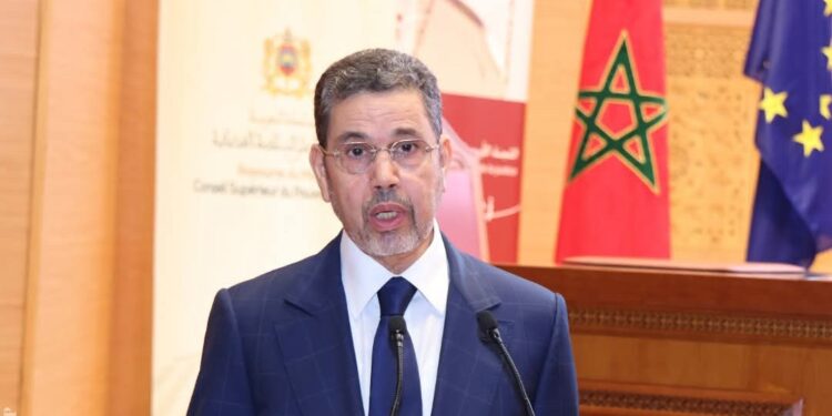 26 قاضية تتولين حاليا مهام المسؤولية بمختلف درجات المحاكم بالمملكة :     أكد الرئيس الأول لمحكمة النقض، الرئيس المنتدب للمجلس الأعلى للسلطة القضائية، محمد عبد النباوي، اليوم الأربعاء  29 ابريل 2026 بالرباط، أن 26 قاضية تتولين حاليا مهام المسؤولية بمختلف درجات المحاكم بالمملكة.  وقال السيد عبد النباوي، في كلمة خلال الجلسة الافتتاحية لمؤتمر دولي حول موضوع “مسارات النساء القاضيات : أزيد من 65 سنة من التجربة المغربية ورؤى متقاطعة”، إن “26 قاضية تتولين، في الوقت الراهن، مهام المسؤولية بمختلف درجات المحاكم بالمملكة، من بينهن رئيسة أولى لمحكمة الاستئناف، ووكيلة عامة للملك بمحكمة استئناف تجارية، ورئيسات محاكم ووكيلات الملك بعدة محاكم عادية أو متخصصة”.  وأشار، في السياق ذاته، إلى أن نسبة المسؤولات القضائيات تمثل 10,62 في المائة من مجموع مناصب المسؤولية بالمحاكم، إضافة إلى رئيسة غرفة و6 رئيسات لهيآت قضائية بمحكمة النقض بنسبة تمثل 18 في المائة من مجموع مناصب المسؤولية بتلك المحكمة، مسجلا أن 67 امرأة قاضية تتولين مهام إدارية رفيعة بكل من المجلس الأعلى للسلطة القضائية، ورئاسة النيابة العامة، ووزارة العدل، والمعهد العالي للقضاء وقضاء الاتصال، فضلا عن وجود قاضيتين اثنتين ببعض المجالس الدستورية.  وأضاف السيد عبد النباوي أنه، انطلاقا من سنة 2017، دخلت القاضية المغربية محراب المجلس الأعلى للسلطة القضائية في شخص ثلاث قاضيات، هن ماجدة الداودي وعائشة الناصري وحجيبة البخاري، “ساهمن في تأسيس أول مجلس أعلى للسلطة القضائية المستقل عن السلطة الحكومية المكلفة بالعدل”، معتبرا أن القاضية المغربية استطاعات أن تثبت جدارتها في كل المهام التي تولتها.  وتابع أن “المستقبل يعد بنمو أزهار كثيرة في بستان القضاء، ذلك أن نسبة النساء ضمن الفوج 49 للملحقين القضائيين الذين يتابعون تكوينهم حاليا بالمعهد العالي للقضاء بلغت 34,66 في المائة”، لافتا إلى أن المجلس أدرج موضوع تمكين المرأة القاضية ضمن أولويات استراتيجيته الحالية، حيث عهد إلى لجنة من أعضائه بوضع تقييم لوضعيتها ودراسة الأسباب والوسائل التي ترفع من قدراتها التنافسية على مناصب القيادة القضائية المختلفة.  من جهته، أكد الوكيل العام للملك لدى محكمة النقض، رئيس النيابة العامة، هشام البلاوي، أن انعقاد هذا المؤتمر يعكس الاهتمام البالغ الذي توليه السلطة القضائية لموضوع تعزيز حضور المرأة في سلك القضاء وتوليها مناصب قيادية بما يتلائم والمكانة التي تحتلها المرأة في المجتمع، مذكرا بأن الارتقاء بالمساواة بين الجنسين “لا يعد ضرورة مجتمعية فحسب، بل هو تكريس لمقتضى دستوري ولحق من الحقوق الأساسية، وهذا ما جعل دستور 2011 يتبنى مقاربة ترسخ مبدأ المساواة بين الرجل والمرأة والسعي لتحقيق المناصفة”.  وقال السيد البلاوي إن “تحقيق المساواة بين الجنسين في مجال العدالة يأتي في مقدمة التحديات التي نواجهها اليوم، وهو امتداد لتحد أعمق وأوسع يجسده رهان تحقيق المساواة بين الرجل والمرأة في مختلف المجالات”، مشددا على أنه “إذا كان تعزيز تمثيلية المرأة على قدم المساواة مع الرجل يكتسي أهمية بالغة لارتباطه الوثيق بتحقيق التنمية داخل المجتمع عبر تحرير الطاقات النسائية، فإن تمثيل المرأة في الجهاز القضائي ينطوي على أهمية خاصة ودلالات رمزية بالغة”.  كما اعتبر أن حضور المرأة القاضية يشكل مصدر إلهام كذلك للأجيال المقبلة من القاضيات من أجل تحفيزهن لتحرير طاقاتهن وتحقيق أدوارهن الطلائعية في مجال العدالة، مع الإسهام في تعزيز حماية الحقوق والحريات وتكريس مبدأ المساواة أمام القانون.  وفي هذا الإطار، أشار السيد البلاوي إلى أن المرأة المغربية كان لها السبق والريادة في ولوج القضاء على مستوى العالم العربي، حيث تم تعيين أول امرأة قاضية في السنوات الأولى لفجر الاستقلال وتحديداً في سنة 1961، مبرزا أن المغرب كان، أيضا، أول دولة على المستوى الإفريقي تعرف تعيين امرأة قاضية “وهذا السبق له أكثر من دلالة مما يعكس ريادة المملكة المغربية في السعي لإدماج المرأة في المناصب التي كانت في وقت من الأوقات حكرا على الرجال فقط”.  من جانبها، أكدت الرئيس الأول للمجلس الأعلى للحسابات، زينب العدوي، على الحضور الفاعل للمرأة في عمل المجلس، منذ شروعه في ممارسة مهامه واختصاصاته بشكل فعلي خلال بداية الثمانينات من القرن الماضي، مبرزة مواصلة المرأة القاضية، أي قاضية الحسابات أو قاضية المالية، إسهامها النوعي في بناء صرح القضاء المالي المغربي منذ ذلك الوقت.  وفي هذا الصدد، أوضحت السيدة العدوي أن قاضية الحسابات قطعت أشواطا هامة، لافتة إلى أن المجلس الأعلى للحسابات ضمن 30 في المائة من الأجهزة العليا للرقابة التي تقودها نساء “وهو أمر يشكل الاستثناء من بين مجموعة من الدول”، مسجلة أن نسبة القاضيات العاملات بالمحاكم المالية انتقلت، خلال حوالي أربعة عقود ونصف، من قاضية واحدة سنة 1984 إلى 117 قاضية سنة 2026، أي بنسبة تعادل 28 في المائة من مجموعة القضاة.  واعتبرت أنه “خلال العشريتين الأخيرتين، لم يعد التحدي المطروح علينا هو ولوج النساء إلى مهنة القضاء المالي وإنما أصبح هو تعبئة قدراتهن النوعية الهائلة، وكذا تمكينهن من بلوغ مناصب التدبير والمسؤولية واتخاذ القرار رغم بعض الإكراهات والتحديات التي غالبا ما تكون موضوعية”، مضيفة أنه “بفضل اعتماد المساواة في إدارة المسارات المهنية وتثمين الكفاءات والمواهب وتشجيع الشباب والنساء التي اعتمدتها المحاكم المالية، تحققت قفزة نوعية في على مستوى وصول القاضيات إلى مناصب قيادية، حيث تضاعف عدد المسؤولات القاضيات، خلال السنوات الخمس الأخيرة، ليصل إلى 22 قاضية مسؤولة حاليا، أي بزيادة نسبتها 17 في المائة”.  أما سفير الاتحاد الأوروبي بالمغرب، ديميتار تزانتشيف، فأوضح أن المساواة بين النساء والرجال داخل مؤسسات العدالة “ليست مجرد طموح بعيد المنال، بل هي ضرورة لمصداقية وفعالية دولة الحق والقانون”، مبرزا أنه منذ أكثر من 65 عاما، اختارت نساء متميزات سلك القضاء في المغرب.  وسجل السيد تزانتشيف أن “الاتحاد الأوروبي يشترك مع المغرب في قناعة أساسية تتمثل في كون العدالة العادلة هي تلك التي تشبه المجتمع الذي تخدمه، والعدالة التي تتواجد فيها النساء على نحو كامل، ليس فقط كقاضيات، بل كرئيسات محاكم، ووكيلات عامات، وعضوات في المحاكم العليا”.  وأضاف أن من أبرز أهداف هذا الحدث الدولي هو تكريم النساء الرائدات في العمل القضائي بما ينسجم مع إدماج منظور النوع الاجتماعي في استراتيجيات الحكامة القضائية، منوها بالمجهودات التي ما فتئ يقوم بها المغرب لتعزيز حضور المرأة القاضية في مراكز المسؤولية، لاسيما عبر تحديث النظام القضائي وخلق إطار مؤسساتي قوي ومناسب.  وأكدت المديرة العامة للديموقراطية وكرامة الإنسان في مجلس أوروبا، ماريا روتانن، على الأهمية التي يحظى بها موضوع القيادة النسائية في مجال العدالة، سواء بالنسبة للمملكة المغربية أو مجلس أوروبا، الشريك في تنظيم فعاليات هذا المؤتمر الدولي.  ونوهت، في هذا السياق، بالتقدم الكبير الذي أحرزه المغرب في قضية تحقيق المساواة بين الجنسين على مستوى الحقوق والواجبات في مختلف مناحي الحياة العامة، لاسيما في مجالي العدالة والعمل القضائي خلال الأعوام الأخيرة.  وإلى جانب الجلستين الافتتاحية والختامية، يتميز برنامج هذا المؤتمر الدولي الذي ينظمه، على مدى يومين، المجلس الأعلى للسلطة القضائية بشراكة مع كل من مجلس أوروبا والاتحاد الأوروبي واللجنة الأوروبية لفعالية العدالة، بعقد جلستين متخصصتين، تتمحور الأولى حول “رائدات القضاء، مسار تعزيز المكانة”، والثانية حول “الإصلاحات والدينامية المؤسساتية: نحو تعزيز الريادة القضائية النسائية”.  كما يتخلل برنامج المؤتمر تنظيم مائدتين مستديرتين تتمحوران، على التوالي، حول موضوعي “نحو قيادة نسائية : مسار وإصلاحات وديناميات في السلك القضائي”، و”عدالة الغد : أي سبل لتعزيز القيادة النسائية داخل المنظومة القضائية؟”.