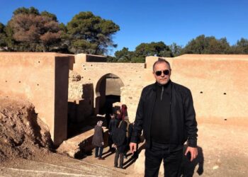 من موسميّة الصيف إلى التنمية المستدامة: الباحث عبد المالك بوغابة يفك “شفرة” السياحة بالحسيمة؟:
