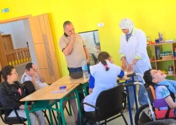 عمل مسرحي بشراكة بين جمعية تمكين للاطفال ذوي الاعاقة الحركية ومؤسسة التفتح الفني و الادبي بالحسيمة :