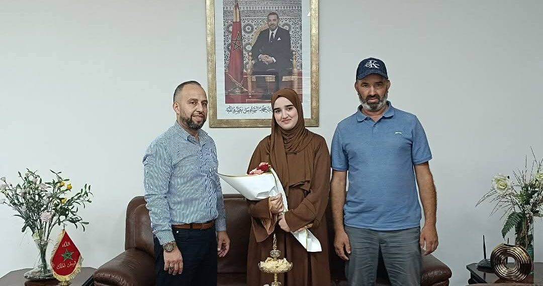 استقبال مميز للتلميذة ياسمينة أوطاح: صاحبة اعلى معدل عام على مستوى المديرية الإقليمية للتعليم بالحسيمة :  